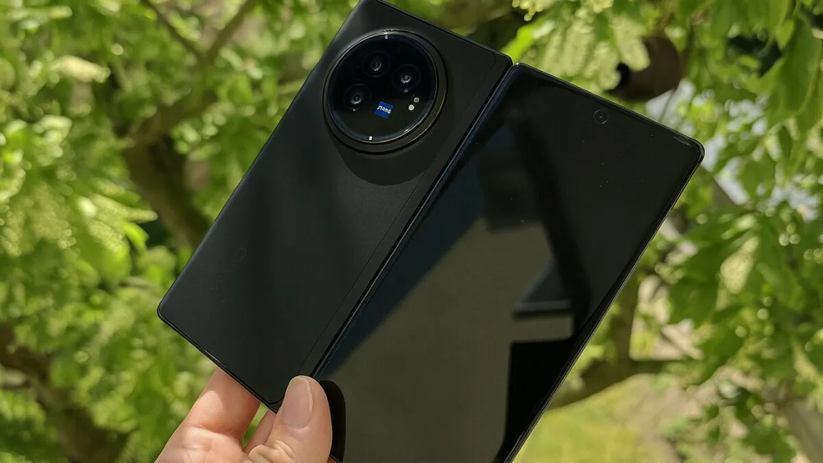 Person holding vivo X Fold5 in one hand, outdoor lighting