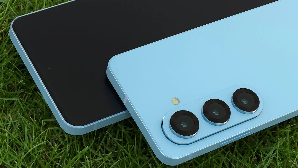 Low-light photo featuring a Samsung Galaxy S26 Ultra camera performance, logo-free.